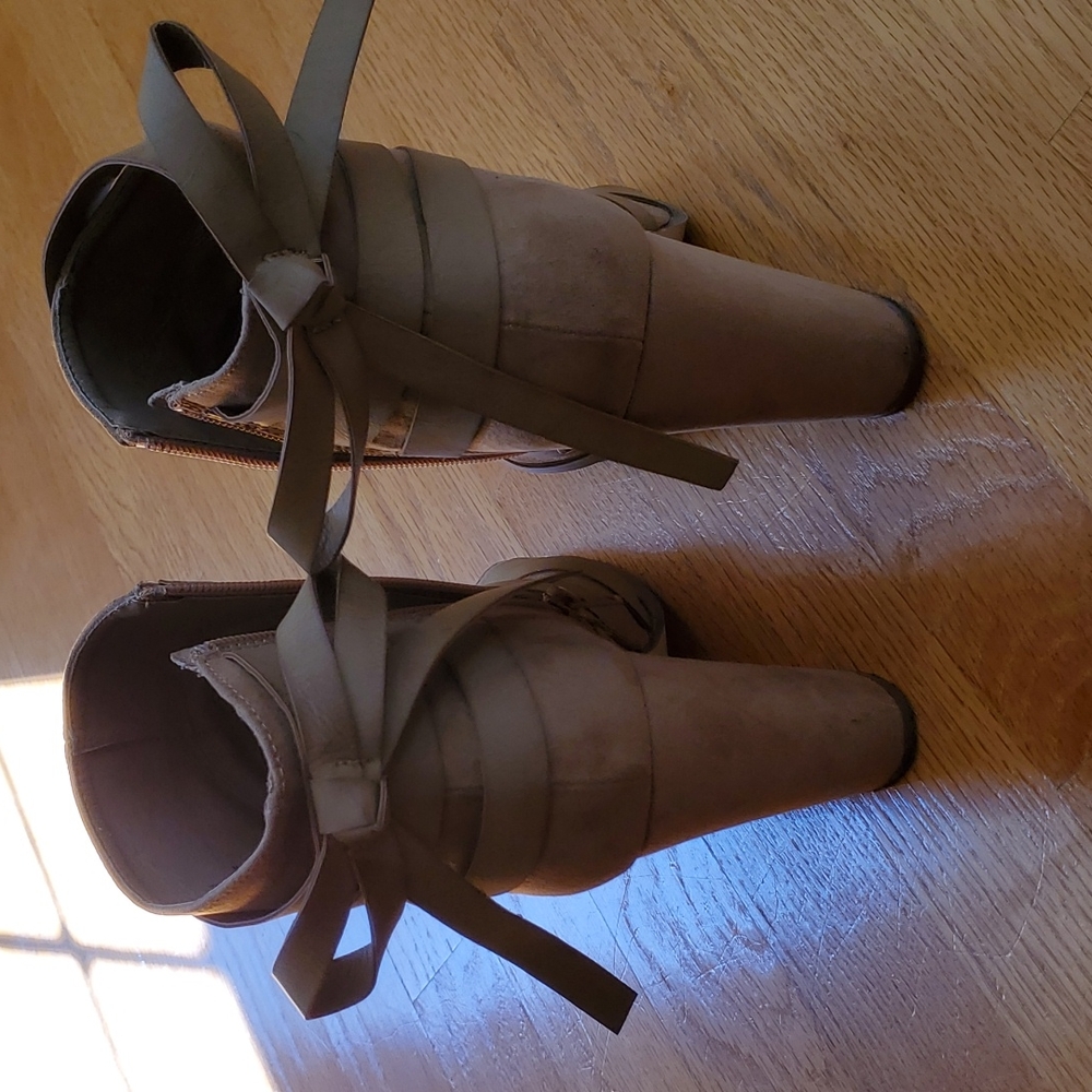 Shoes - Picture 2 of 3